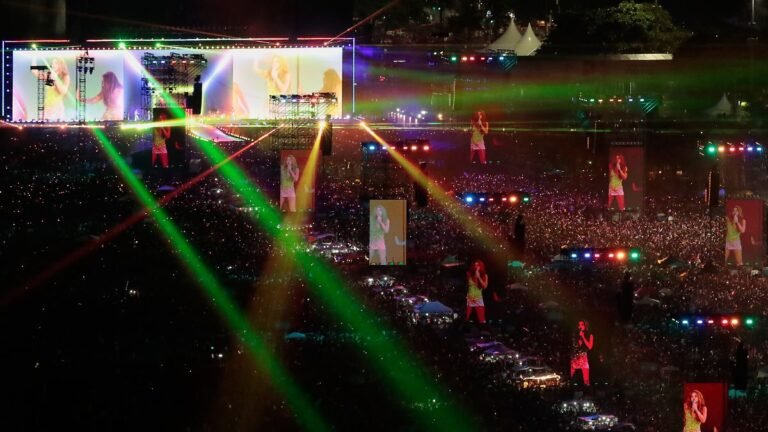 Fans-draengen-sich-am-Ufer-der-Copacabana-um-ein-kostenloses-Konzert-von-Shakira-zu-sehen.jpg