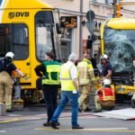 Feuerwehrleute-arbeiten-daran-eine-Strassenbahn-der-Dresdner-Verkehrsbetriebe-DVB-nach-einem-Zusamme.jpeg