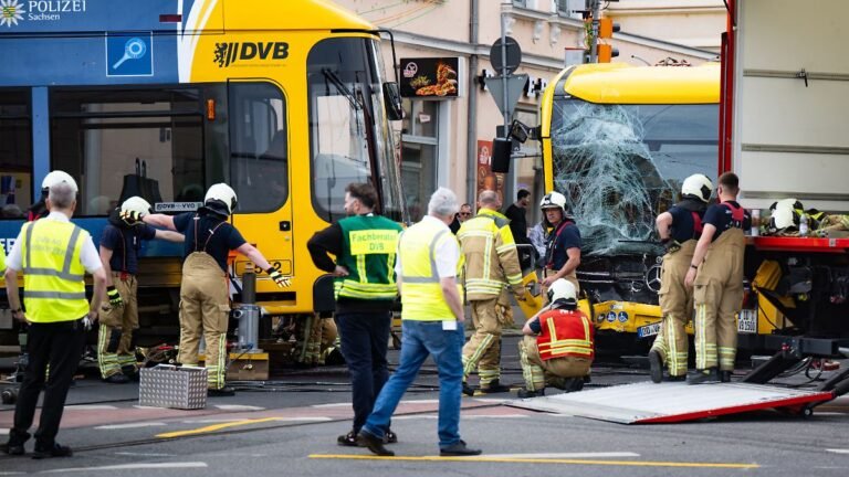 Feuerwehrleute-arbeiten-daran-eine-Strassenbahn-der-Dresdner-Verkehrsbetriebe-DVB-nach-einem-Zusamme.jpeg