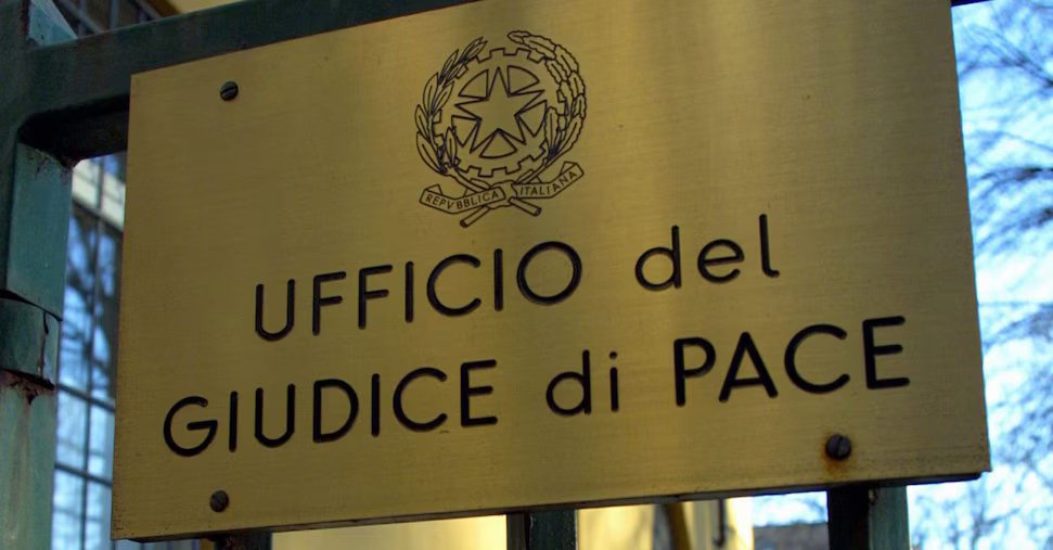GIUSTIZIA_TARGA_GIUDICE20DI20PACE_FOTOGRAMMA-U46220632521UXO-1440x752@IlSole24Ore-Web.jpg