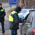 Grenzpolizist-kontrolliert-ein-Fahrzeug-und-dessen-Insassen-Grenzkontrolle-der-Bayerischen-Grenzpoli.jpeg