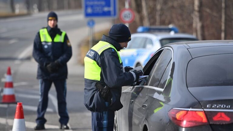 Grenzpolizist-kontrolliert-ein-Fahrzeug-und-dessen-Insassen-Grenzkontrolle-der-Bayerischen-Grenzpoli.jpeg