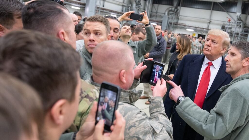 HANDOUT-Militaerangehoerige-machen-Fotos-von-Donald-Trump-2-v-r-Praesident-der-USA-waehrend-dessen-B.jpeg
