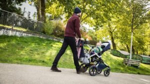 ILLUSTRATION-Ein-Vater-geht-am-06-10-2022-in-Berlin-mit-einem-Kinderwagen-spazieren-gestellte-Szene.jpeg