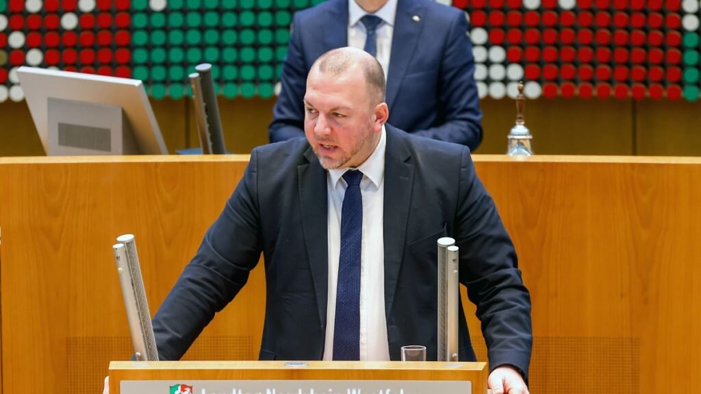 Klaus-Esser-AfD-Mitglied-des-Landtages-spricht-bei-einer-aktuellen-Stunde-zu-Staus-in-Nordrhein-West.jpeg