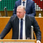 Klaus-Esser-AfD-Mitglied-des-Landtages-spricht-bei-einer-aktuellen-Stunde-zu-Staus-in-Nordrhein-West.jpeg