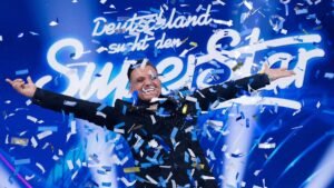 Menowin-Froehlich-jubelt-im-Finale-der-RTL-Casting-Show-Deutschland-sucht-den-Superstar-DSDS-auf-der.jpeg