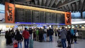 Menschen-stehen-vor-einer-Anzeigetafel-mit-gestrichenen-Fluegen-der-Lufthansa-am-Frankfurter-Flughaf.jpeg