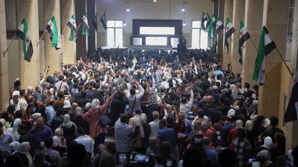 Menschen-versammeln-sich-in-der-Halle-des-Justizpalastes-am-der-ersten-Prozesstag-gegen-Atef-Najib-d.jpeg