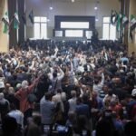 Menschen-versammeln-sich-in-der-Halle-des-Justizpalastes-am-der-ersten-Prozesstag-gegen-Atef-Najib-d.jpeg