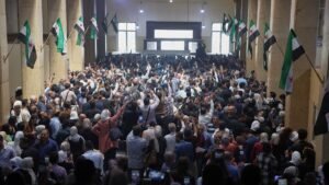 Menschen-versammeln-sich-in-der-Halle-des-Justizpalastes-am-der-ersten-Prozesstag-gegen-Atef-Najib-d.jpeg