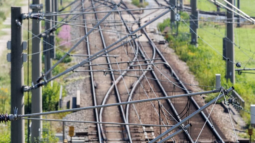 Nahaufnahme-einer-Oberleitung-ueber-den-Bahngleisen-bei-Hallbergmoos-Bayern.jpg