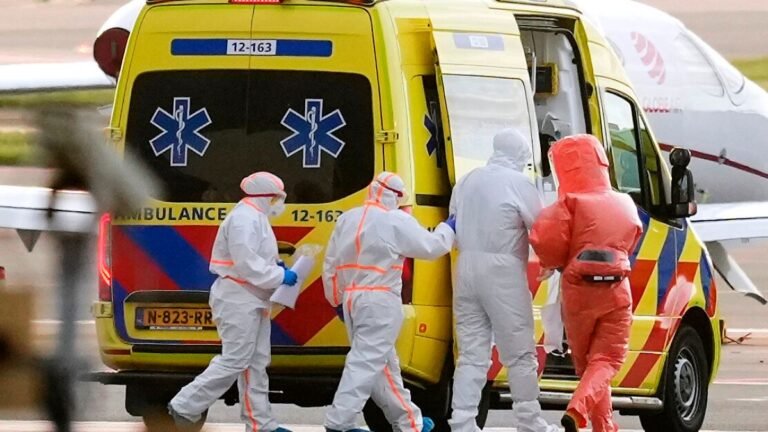Sanitaeter-begleiten-eine-Person-2-v-r-die-mit-Verdacht-auf-eine-Hantavirus-Infektion-von-dem-Kreuzf.jpeg