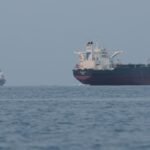 Tanker-ankern-in-der-Strasse-von-Hormuz-vor-der-Kueste-der-Insel-Qeschm.jpg