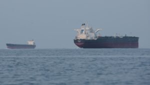 Tanker-ankern-in-der-Strasse-von-Hormuz-vor-der-Kueste-der-Insel-Qeschm.jpg