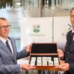 Thomas-Geithner-r-Polizeisprecher-uebergibt-an-Heiko-Wersig-Buergermeister-von-Bannewitz-einen-Goldf.jpeg