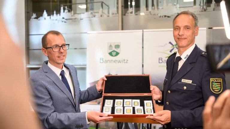 Thomas-Geithner-r-Polizeisprecher-uebergibt-an-Heiko-Wersig-Buergermeister-von-Bannewitz-einen-Goldf.jpeg