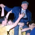 Trainer-Willi-Multhaup-wird-von-seinen-Spielern-nach-dem-Europapokalsieg-auf-Haenden-getragen-re.jpg