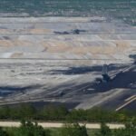 Uebersicht-ueber-den-Tagebau-in-der-Mitte-Schaufelradbagger-Bagger-293-auf-der-unteren-Sohle-baggert.jpeg