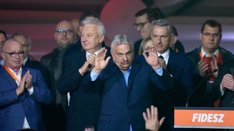 Ungarns-Ministerpraesident-Viktor-Orban-M-flankiert-von-seinem-Team-reagiert-nach-der-Parlamentswahl.jpeg