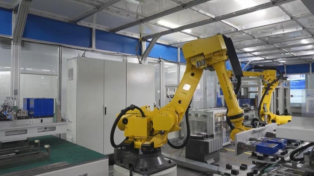 XX-NW-HAB-CHINE-INDUSTRIE-ELECTRONIQUE-BATTERIES-VOITURES-IA-ILLUSTR-BOZON-Mathilde-transfer.jpg