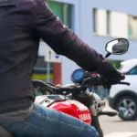 an-der-ampel-der-motorradfahrer-steht-an-der-roten-ampel-salzburg-salzburg-oesterreich-at-the-traffi.webp