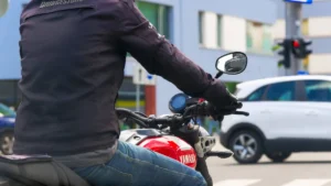 an-der-ampel-der-motorradfahrer-steht-an-der-roten-ampel-salzburg-salzburg-oesterreich-at-the-traffi.webp