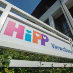 archiv-die-firmenzentrale-des-babynahrungherstellers-hipp-aufgenommen-am-28092016-in-pfaffenhofen-an.webp