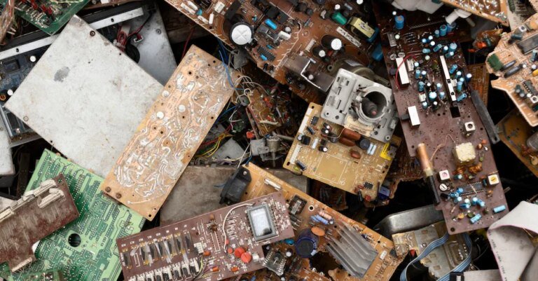 assortment-dirty-dumped-objects-U80206726474stK-1440x752@IlSole24Ore-Web.jpg