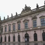 aussenansicht-des-zeughauses-des-deutschen-historischen-museums-das-gebaeude-ist-seit-langem-geschlo.webp