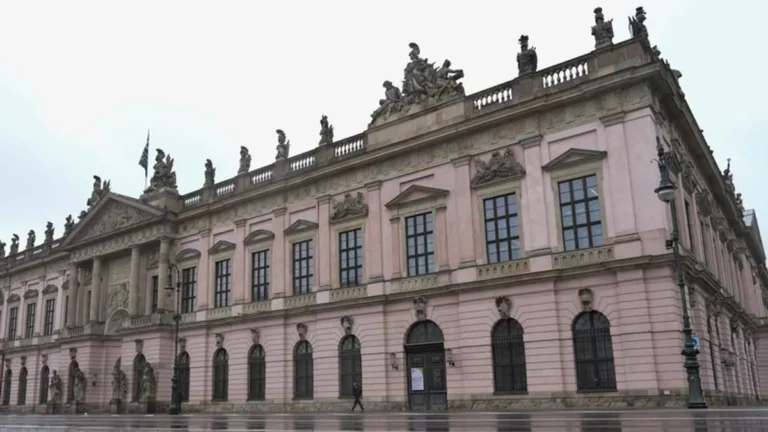 aussenansicht-des-zeughauses-des-deutschen-historischen-museums-das-gebaeude-ist-seit-langem-geschlo.webp