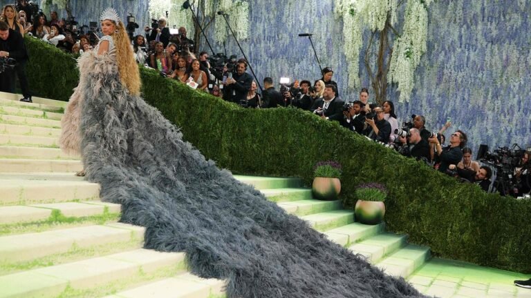 beyonce-treppe-kleid-100.jpg