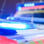 blaulichter-leuchten-an-einer-einsatzstelle-auf-einem-notarzt-fahrzeug-und-einem-rettungswagen-beim.webp
