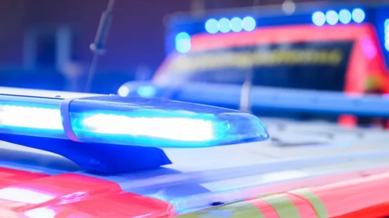 blaulichter-leuchten-an-einer-einsatzstelle-auf-einem-notarzt-fahrzeug-und-einem-rettungswagen-beim.webp