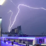 blitze-am-hamburger-hafen-deu-deutschland-hamburg-nach-einem-heissen-sommertag-entlud-sich-am-abend.webp