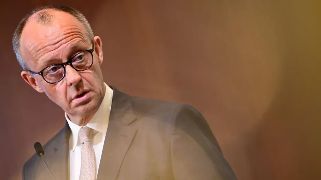 bundeskanzler-friedrich-merz-cdu-spricht-waehrend-des-ihk-tags-zum-thema-wie-wird-wirtschaft-en-in-d.webp