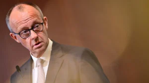 bundeskanzler-friedrich-merz-cdu-spricht-waehrend-des-ihk-tags-zum-thema-wie-wird-wirtschaft-en-in-d.webp