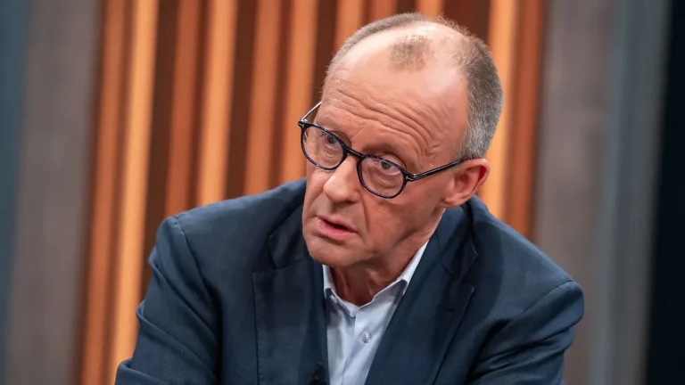 caren-miosga-mit-ihrem-gast-bundeskanzler-friedrich-merz-cdu-ndrthomas-ernst-honorarfrei-verwendung.webp
