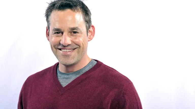 chicago-il-april-15-actor-nicholas-brendon-poses-for-a-portrait-session-at-the-2012-chicago-comic-an.webp