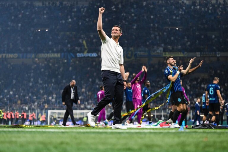 chivu_festeggia_lo_scudetto.jpeg