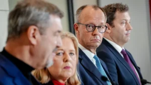 csu-chef-markus-soeder-v-l-n-r-die-spd-co-vorsitzende-baerbel-bas-bundeskanzler-friedrich-merz-cdu-u.webp