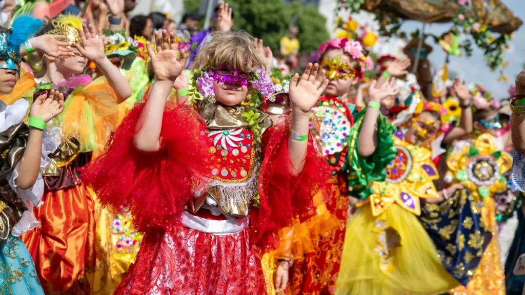 darsteller-tanzen-bei-der-parade-beim-karneval-der-kulturen-mehr-als-1-1-millionen-menschen-besuchte.webp