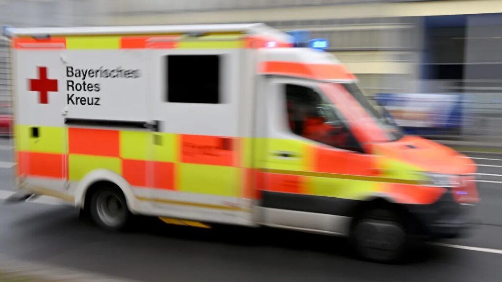 das-schwer-verletzte-kind-wurde-reanimiert-und-ins-krankenhaus-gebracht-symbolbild.jpg