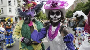 der-diesjaehrige-karneval-der-kulturen-fand-in-berlin-statt-und-ein-darsteller-posierte-fuer-die-kam.webp