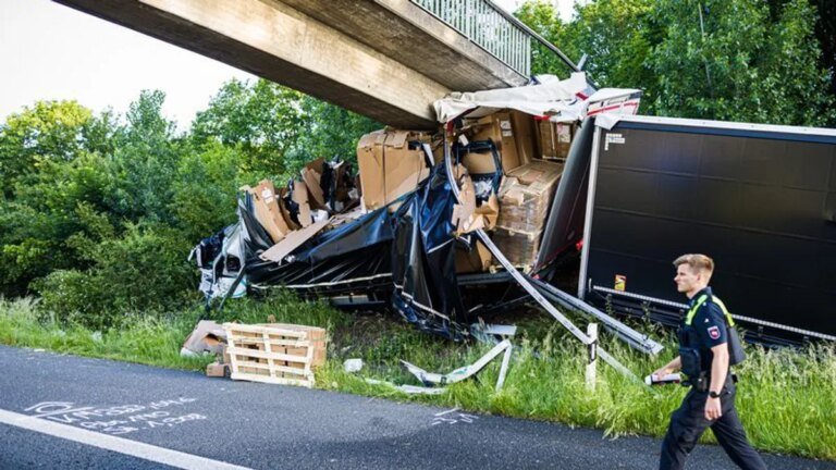 der-verunfallte-lastwagen-di.jpg