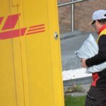 dhl-paketfahrer-bei-der-auslieferung-dhl-dhl-parcel-driver-delivering-dhl.jpg