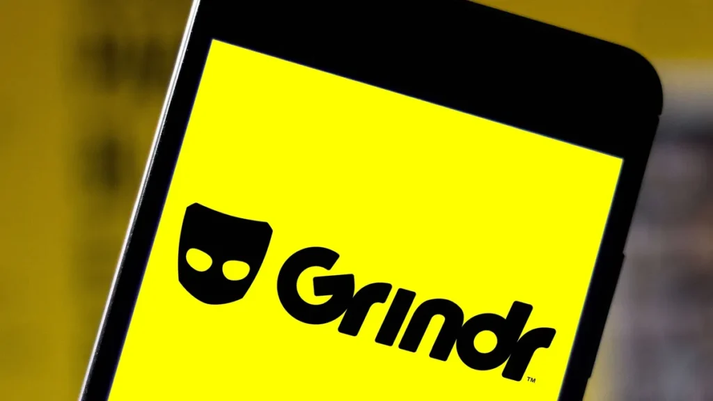 die-app-grindr-auf-einem-smartphone-symbolbild-die-applikation-ist-in-der-homosexuellen-szene-belieb.webp