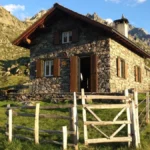 die-schutzhuette-pesciola-in-der-region-piemont-archivbild-der-oertliche-alpenverein-zeigt-sich-ersc.webp