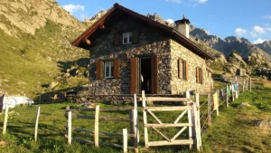die-schutzhuette-pesciola-in-der-region-piemont-archivbild-der-oertliche-alpenverein-zeigt-sich-ersc.webp