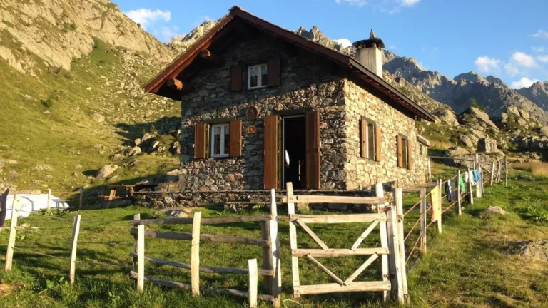 die-schutzhuette-pesciola-in-der-region-piemont-archivbild-der-oertliche-alpenverein-zeigt-sich-ersc.webp